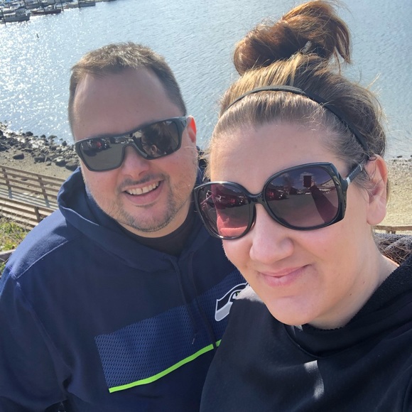 Meet your posher, Nicole! 🤙🏻💁🏼♀️ - Picture 4 of 5